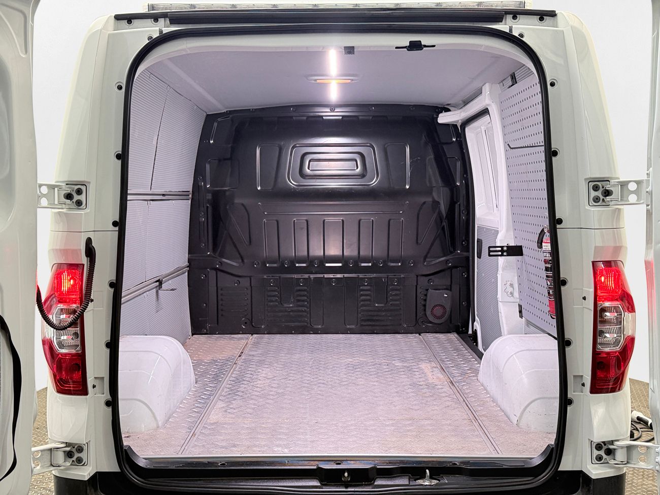Maxus e-Deliver 3 52.5 kWh L1H1 CCS Backkamera CarPlay Blåtand Moms/Leasing 122hk – bild 13 av 23