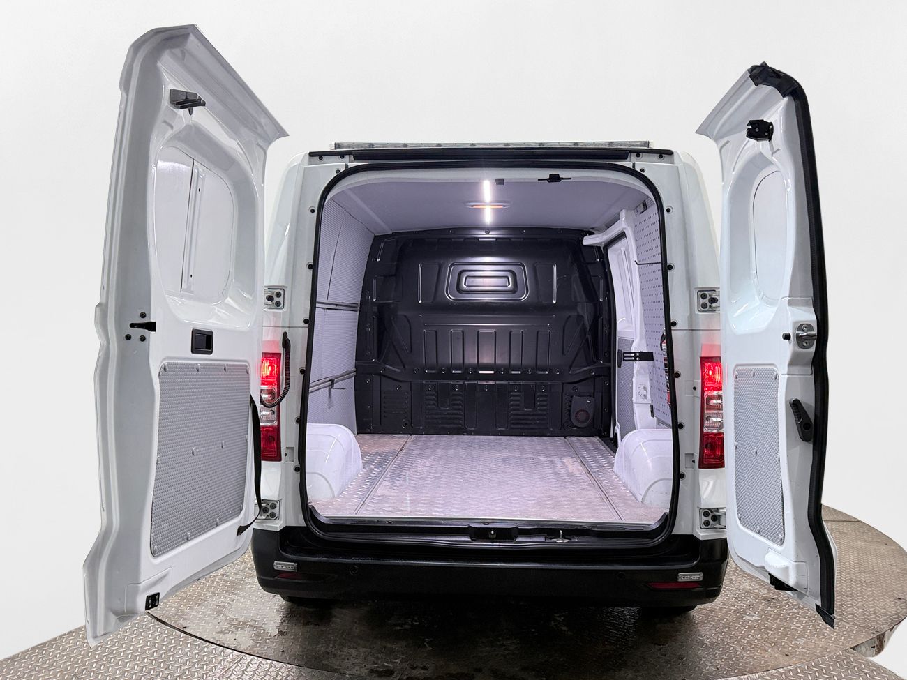 Maxus e-Deliver 3 52.5 kWh L1H1 CCS Backkamera CarPlay Blåtand Moms/Leasing 122hk – bild 9 av 23