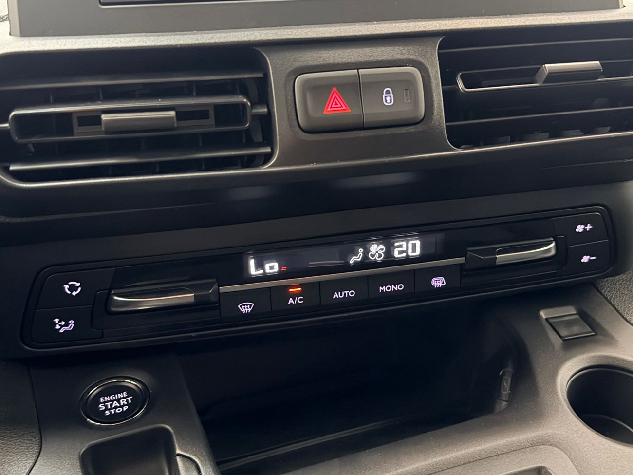 Fiat Doblo-e 50 kWh CCS Head-Up Kamera P-Sens 3-sits 2xSidodörr NY BIL 136hk – bild 24 av 27
