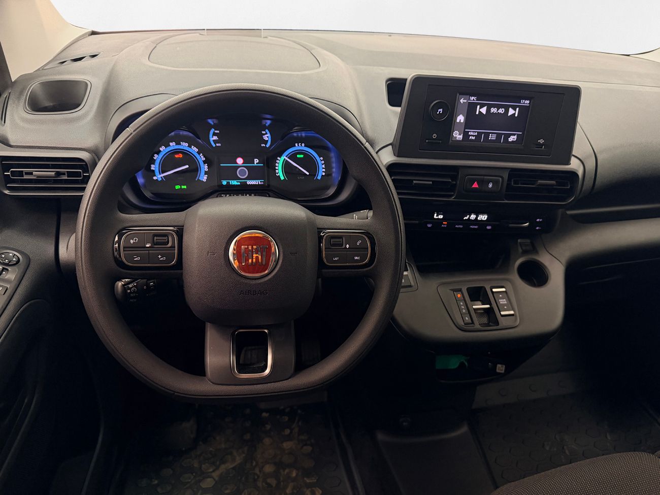 Fiat Doblo-e 50 kWh CCS Head-Up Kamera P-Sens 3-sits 2xSidodörr NY BIL 136hk – bild 17 av 27
