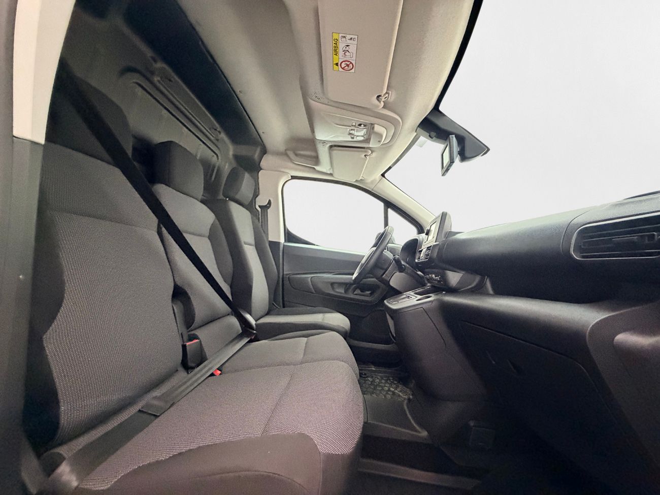 Fiat Doblo-e 50 kWh CCS Head-Up Kamera P-Sens 3-sits 2xSidodörr NY BIL 136hk – bild 16 av 27