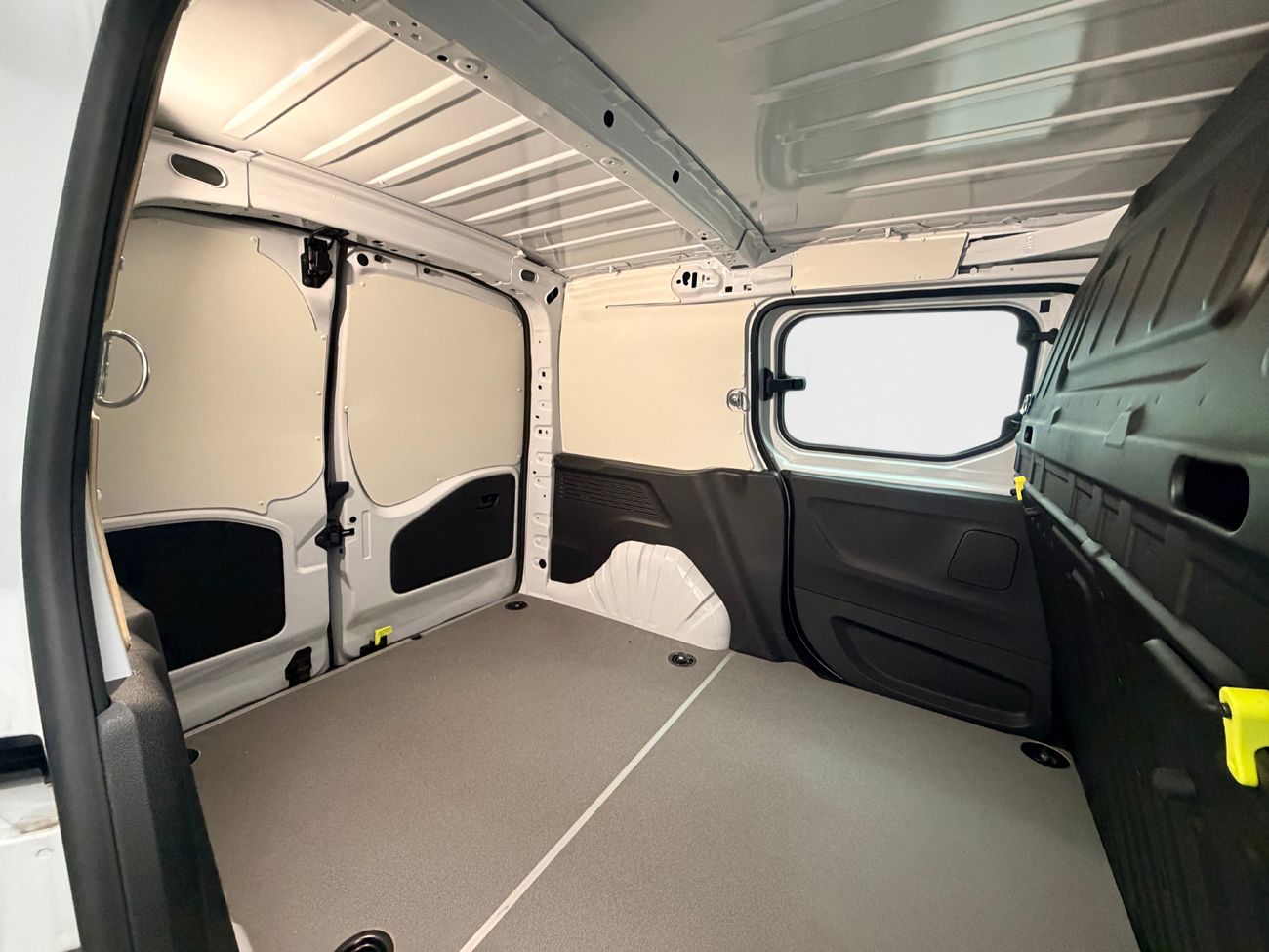 Fiat Doblo-e 50 kWh CCS Head-Up Kamera P-Sens 3-sits 2xSidodörr NY BIL 136hk – bild 12 av 27