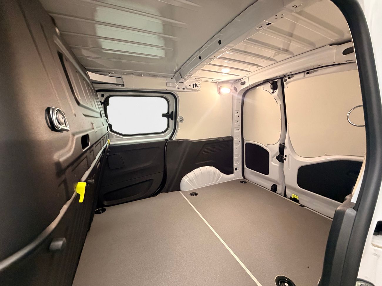 Fiat Doblo-e 50 kWh CCS Head-Up Kamera P-Sens 3-sits 2xSidodörr NY BIL 136hk – bild 11 av 27