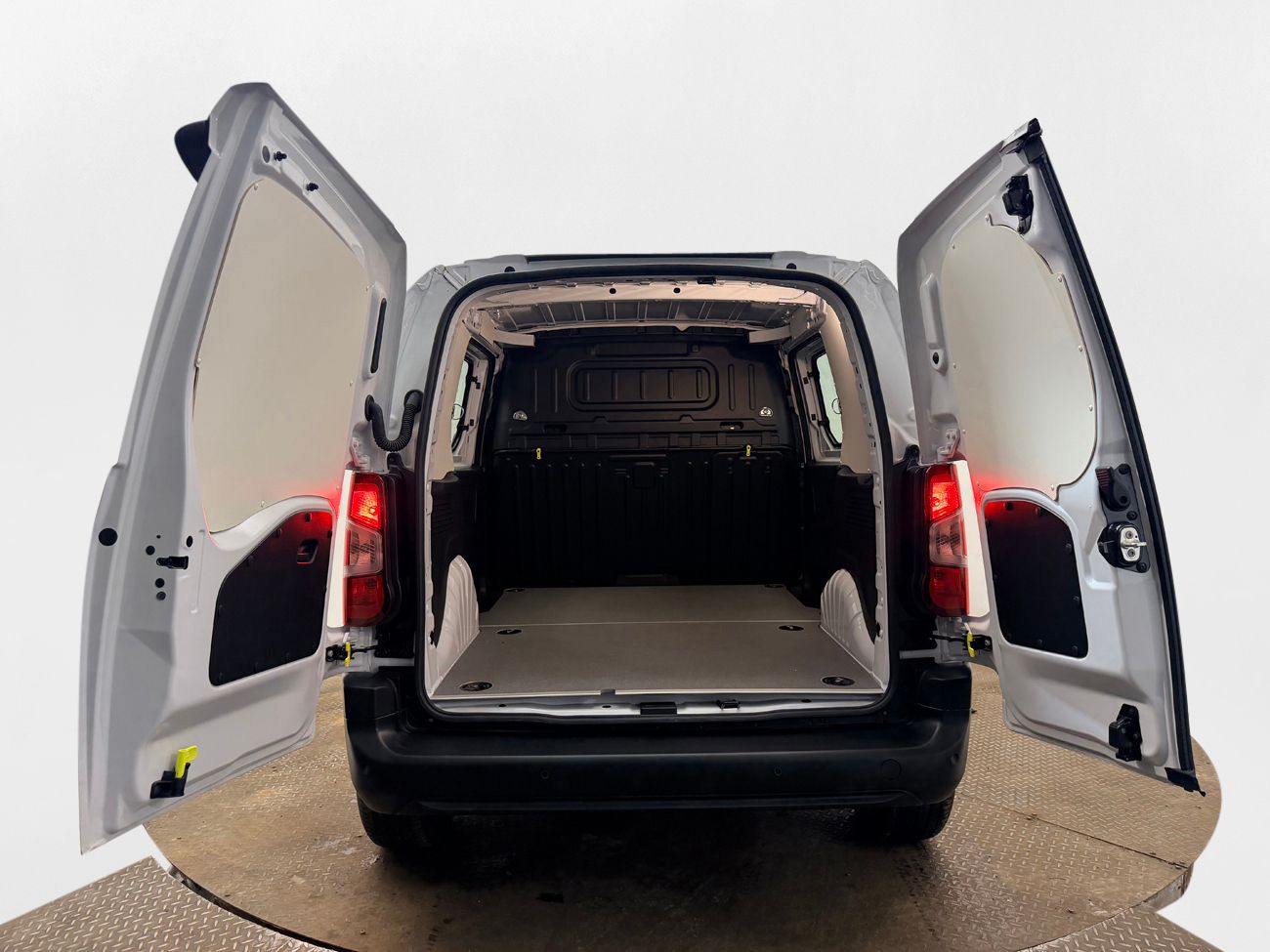 Fiat Doblo-e 50 kWh CCS Head-Up Kamera P-Sens 3-sits 2xSidodörr NY BIL 136hk – bild 7 av 27
