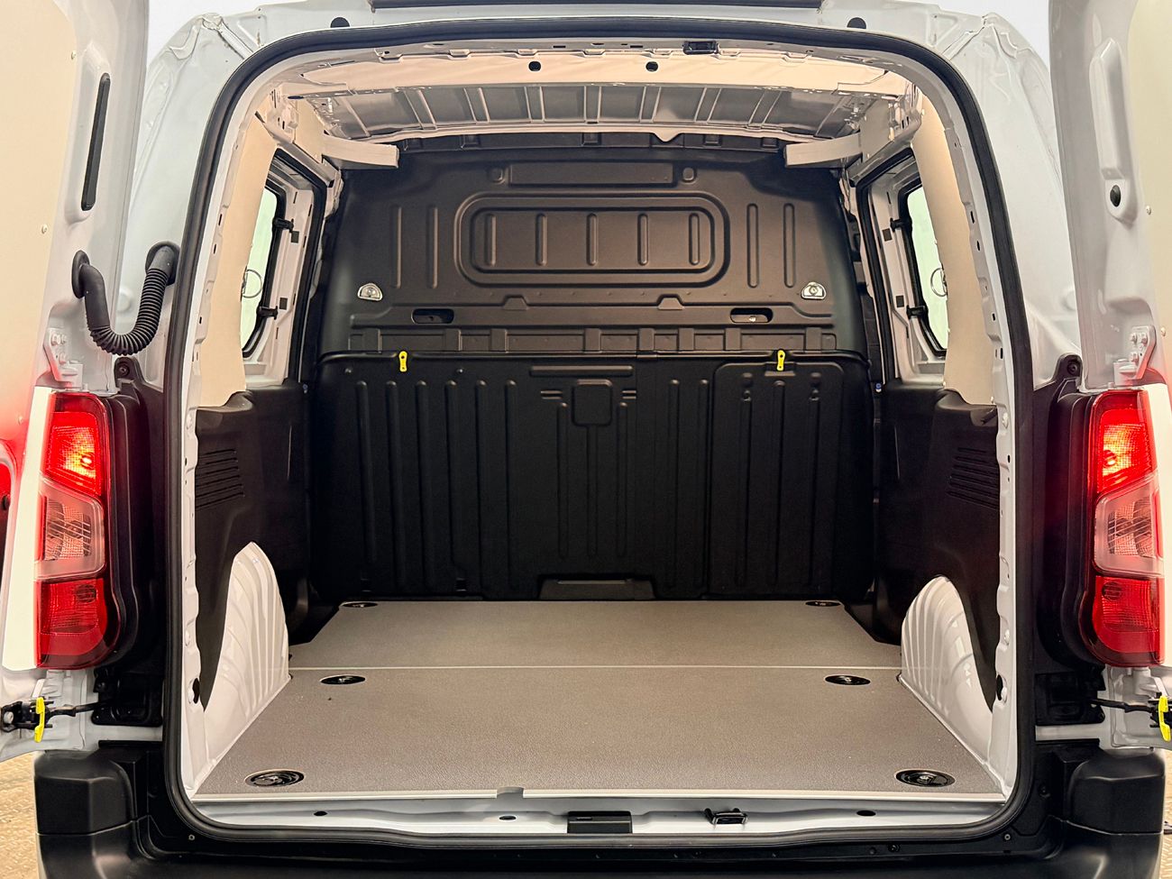 Fiat Doblo-e 50 kWh CCS Head-Up Kamera P-Sens 3-sits 2xSidodörr NY BIL 136hk – bild 13 av 27