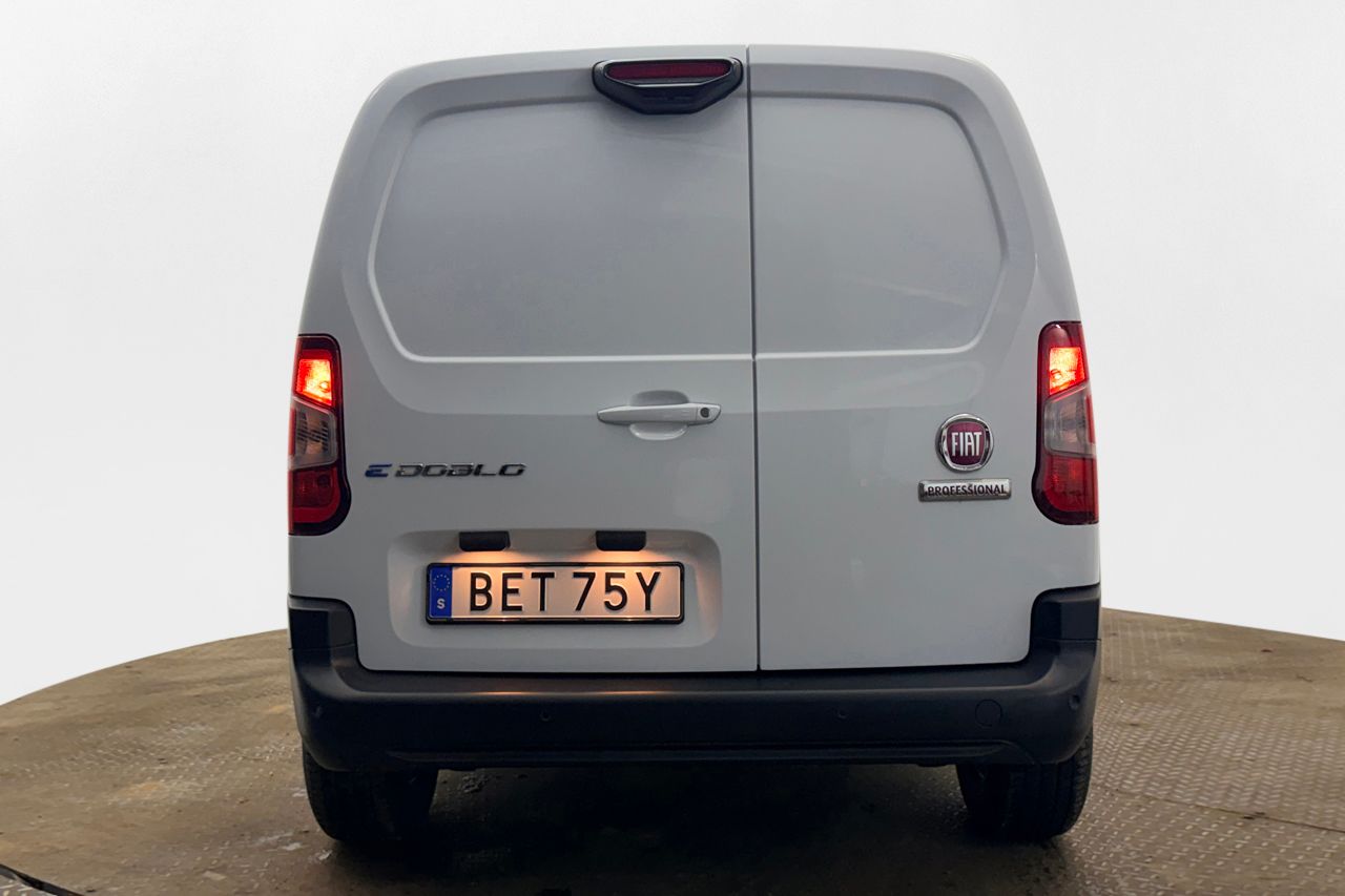 Fiat Doblo-e 50 kWh CCS Head-Up Kamera P-Sens 3-sits 2xSidodörr NY BIL 136hk – bild 6 av 27