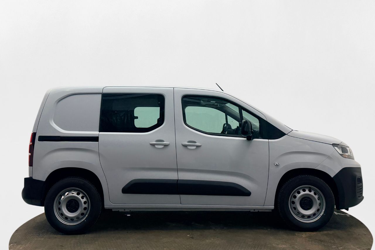 Fiat Doblo-e 50 kWh CCS Head-Up Kamera P-Sens 3-sits 2xSidodörr NY BIL 136hk – bild 4 av 27