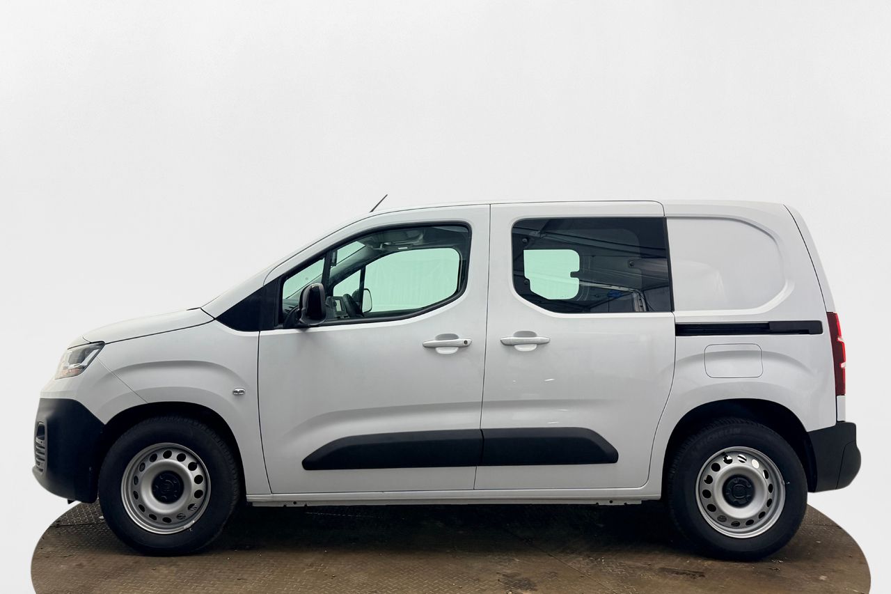 Fiat Doblo-e 50 kWh CCS Head-Up Kamera P-Sens 3-sits 2xSidodörr NY BIL 136hk – bild 9 av 27