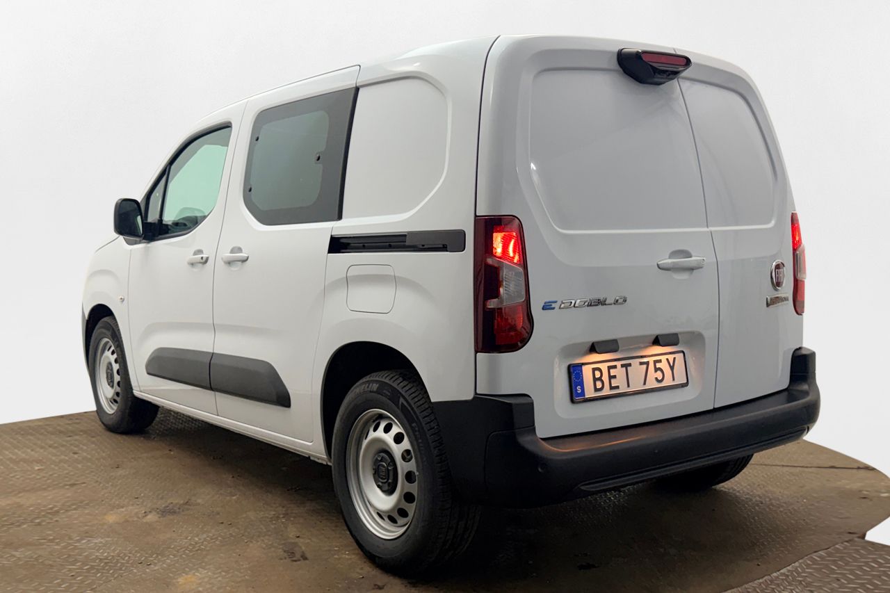 Fiat Doblo-e 50 kWh CCS Head-Up Kamera P-Sens 3-sits 2xSidodörr NY BIL 136hk – bild 8 av 27