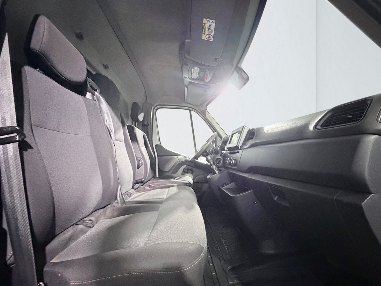 Nissan Interstar Skåp L2H2 3.5t 2.3 3-sits Dragkrok Värmare Moms/Leasing 150hk – bild 13 av 23