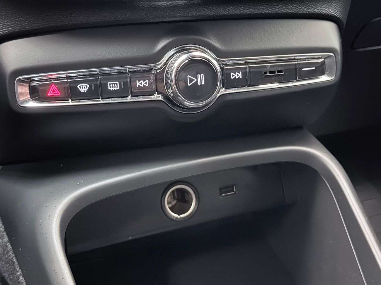 Volvo XC40 T3 Automat Delläder P-Sensorer Värmare Moms/Leasing 163hk – bild 19 av 23