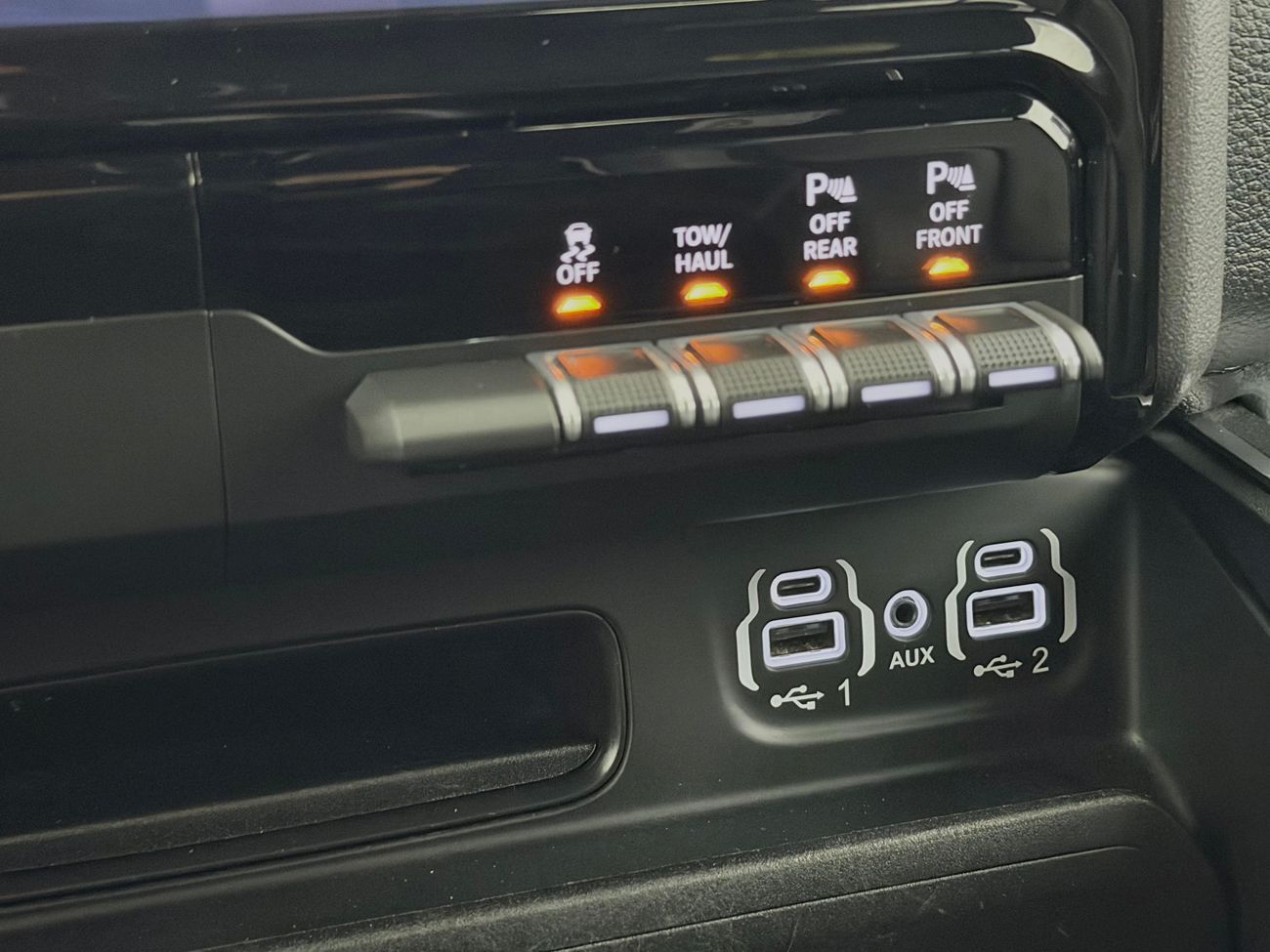 Dodge RAM 1500 Crew Cab 5.7 V8 HEMI Laramie NIGHT Panorama 360° Kameravy Navigation H/K Moms/Leasing 395hk – bild 34 av 35