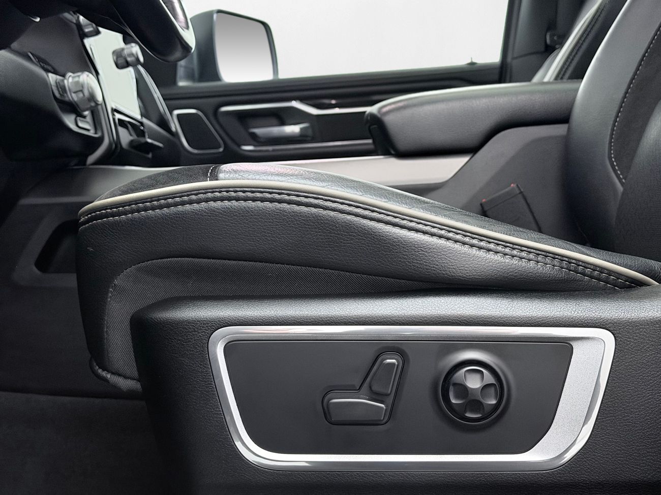 Dodge RAM 1500 Crew Cab 5.7 V8 HEMI Laramie NIGHT Panorama 360° Kameravy Navigation H/K Moms/Leasing 395hk – bild 17 av 35