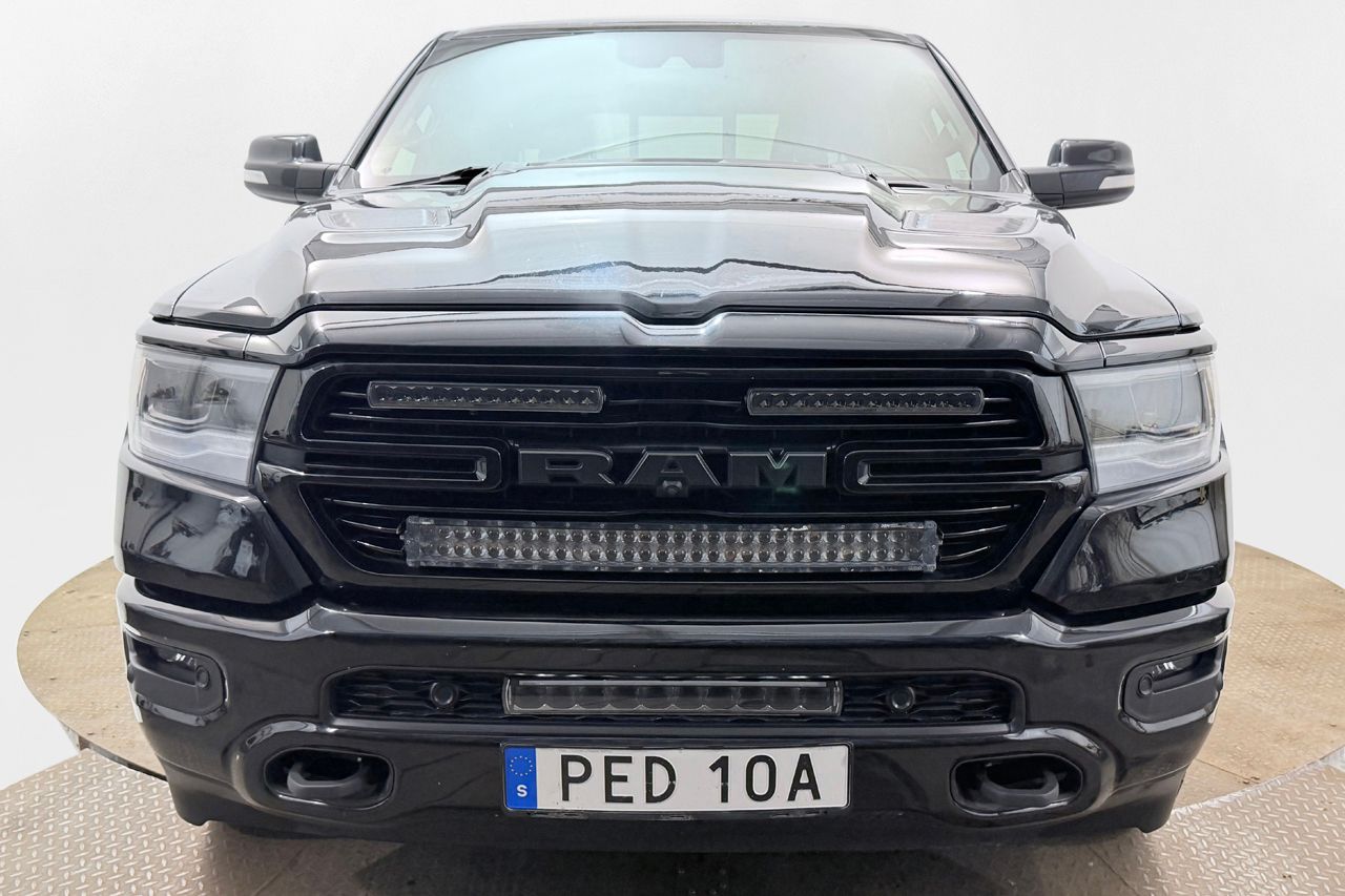 Dodge RAM 1500 Crew Cab 5.7 V8 HEMI Laramie NIGHT Panorama 360° Kameravy Navigation H/K Moms/Leasing 395hk – bild 2 av 35