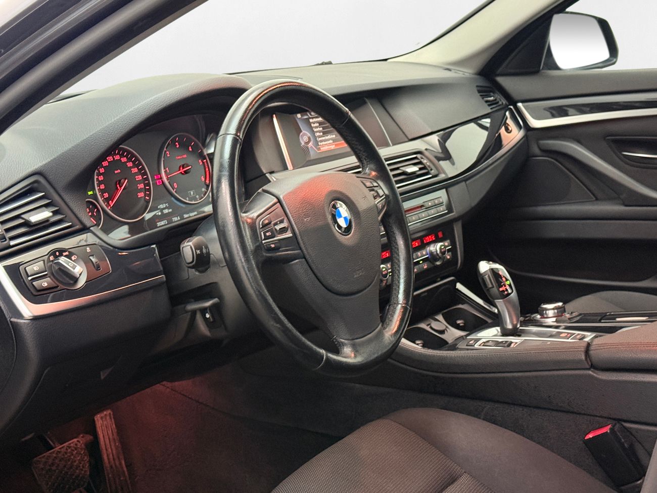 BMW 530d xDrive Sedan Automat Backkamera P-Sensorer LED-ramp Kamkedja ConnectedDrive 258hk – bild 11 av 26