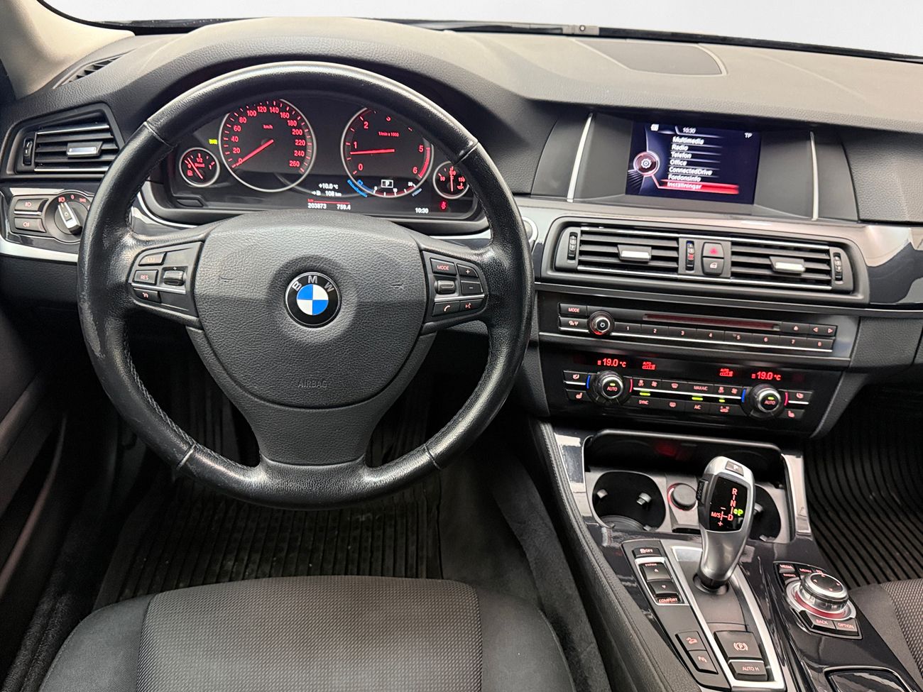 BMW 530d xDrive Sedan Automat Backkamera P-Sensorer LED-ramp Kamkedja ConnectedDrive 258hk – bild 16 av 26