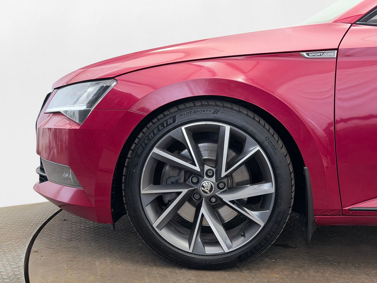 Skoda Superb Kombi 2.0 TSI 4x4 Business Sportline Dragkrok Läder/Alcantara Navigation Backkamera Värmare CANTON 280hk – bild 10 av 36