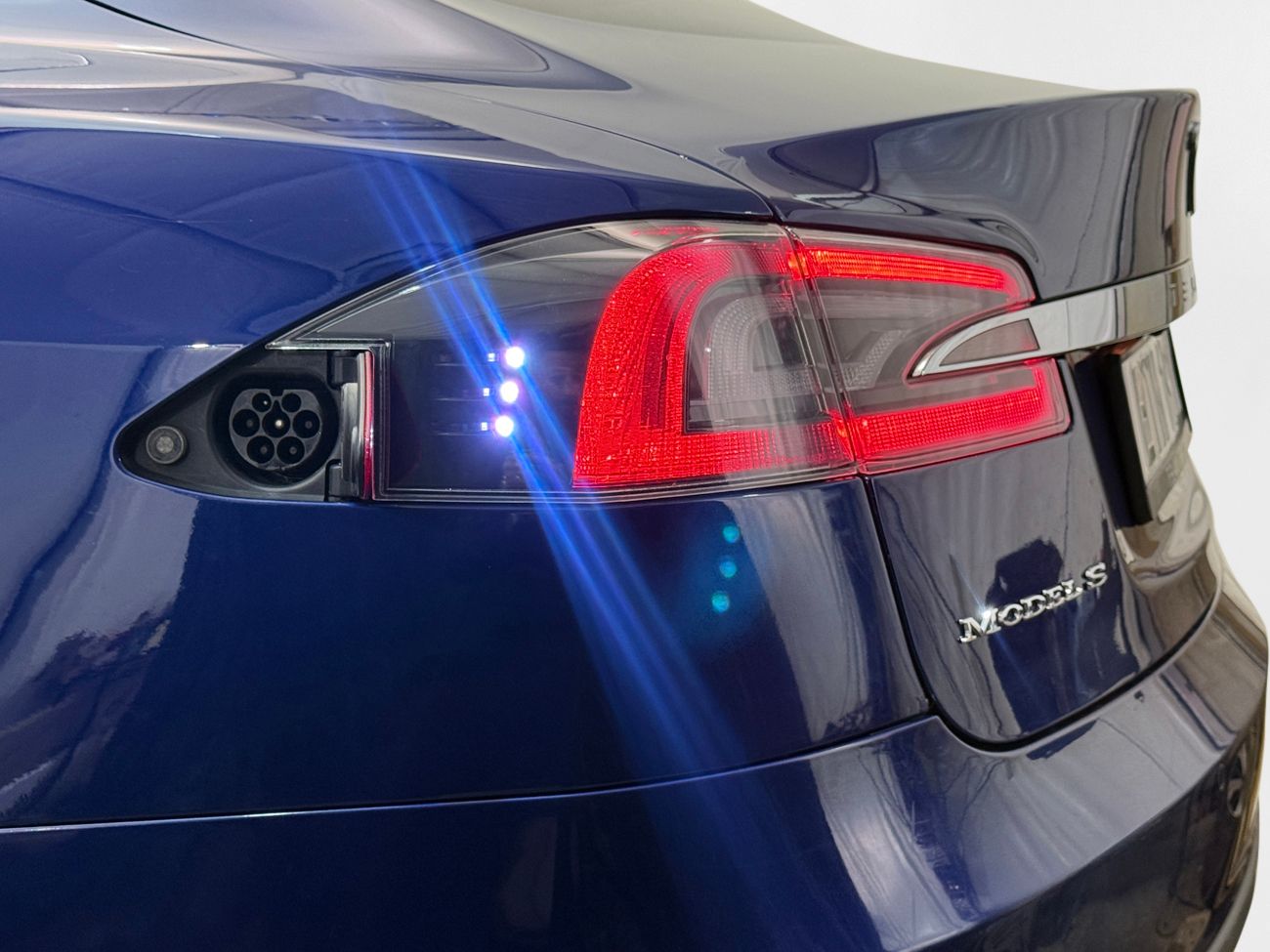 Tesla Model S 85D AWD CCS-uppgraderad Luftfjädring Läder Navigation Backkamera Köldpaket AutoPilot 423hk – bild 28 av 28